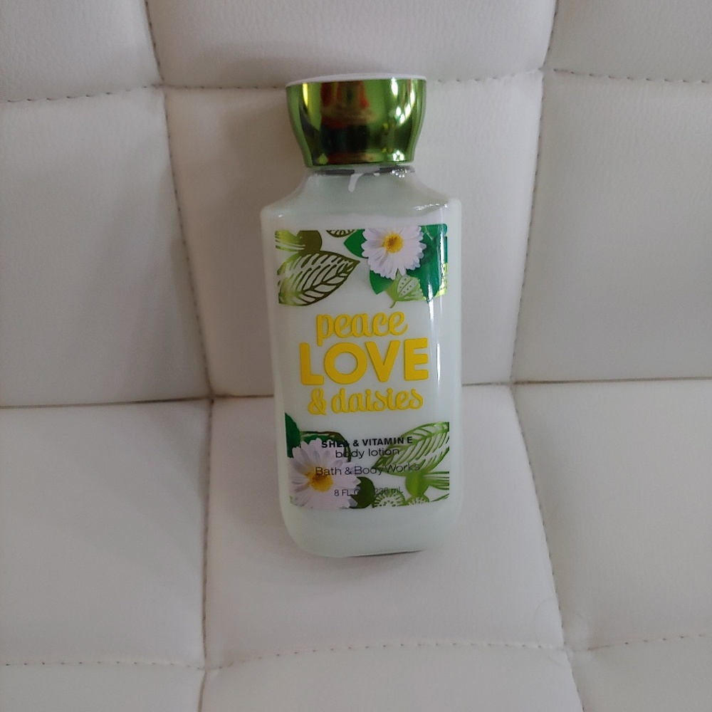 Peace, love & Daisies lotion Bath & Body works